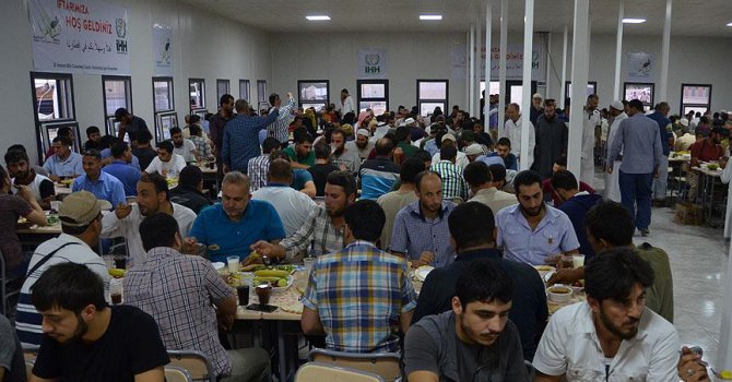 İHH Azez'de 700 kişiye iftar verdi