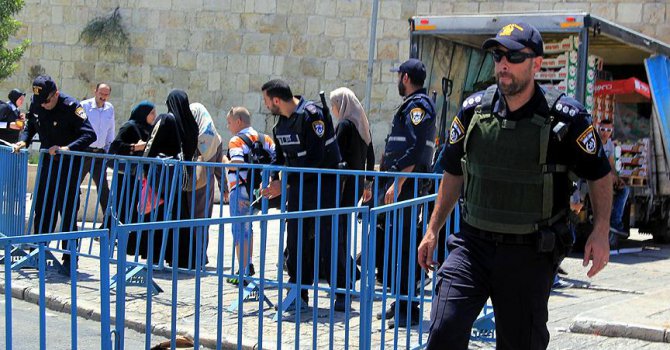 İsrail Mescid-i Aksa'da 10 kişiyi gözaltına aldı