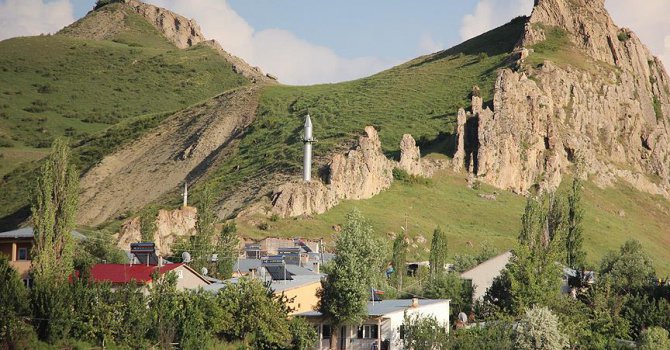 Cami köyde minareler tepede