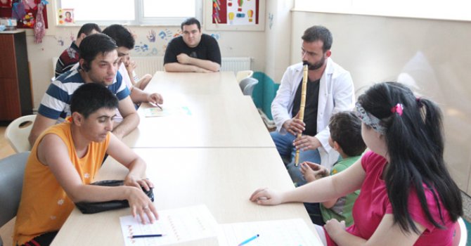 Otizmli çocuklara ney sesiyle terapi