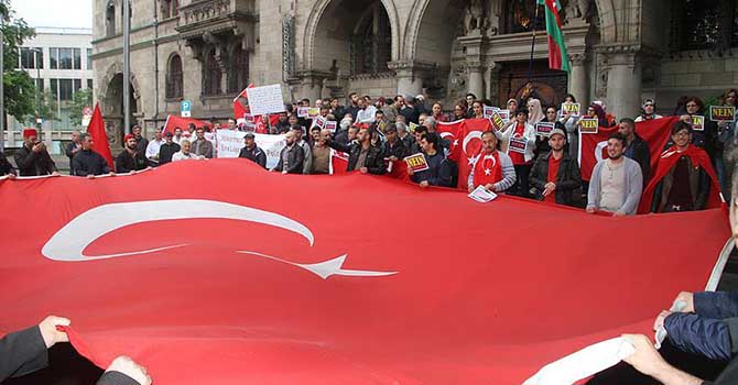 Duisburg'ta yaşayan Türkler Ermeni kararını protesto etti