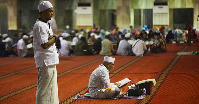 Endonezyalı Müslümanlar 'İtikaf' İçin Camileri Doldurdu