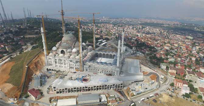 Cumhuriyet tarihinin en büyük camisi Kadir gecesini bekliyor