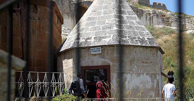 Defineciler türbeye zarar verdi