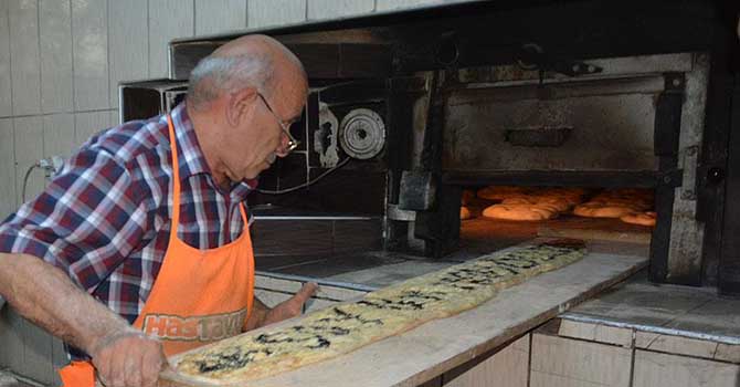 1,75 metrelik ramazan pidesi yaptı