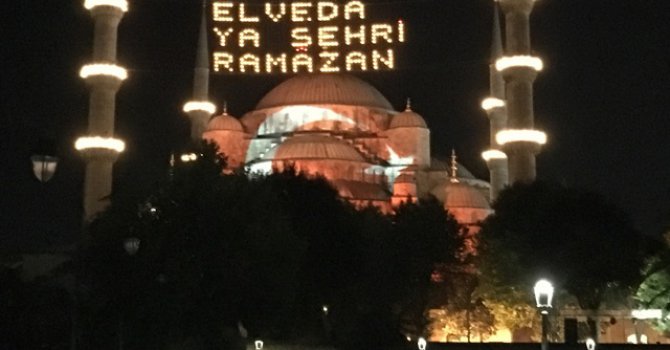Sultanahmet Camii’ne Türk bayrağı yansıtıldı