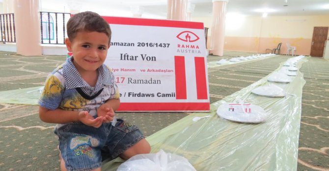 Avusturyalı Müslümanlar sığınmacılarla iftar yaptı