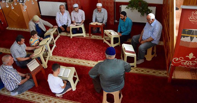 800 yıllık vakıf camisinde mukabele geleneği