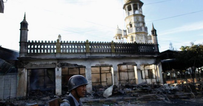 O Ülkede Irkçı Gruplar Cami Yaktı!