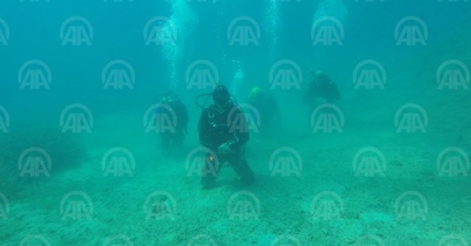 Terör saldırısında ölenler için su altında namaz kıldılar!