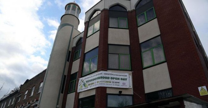 Londra'da camiye çürümüş domuz eti atıldı