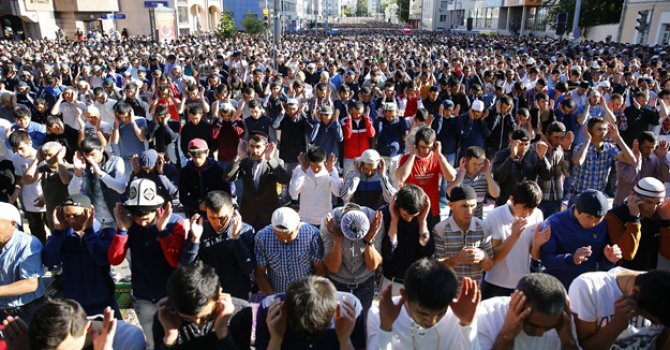 Moskova'da yaşayan Müslümanlar camilere sığmadı