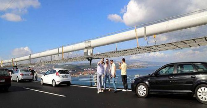 Köprüde selfie pahalıya patladı..