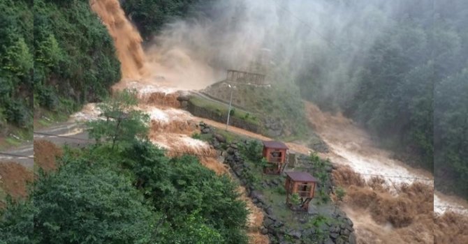 Aşırı yağışlar Rize'de hayatı zorladı