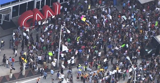 Siyahi göstericiler CNN'e yürüdü