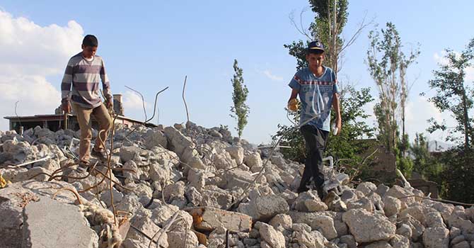 Hakkarili genç boş mermi kovanlarını bu yüzden topluyor