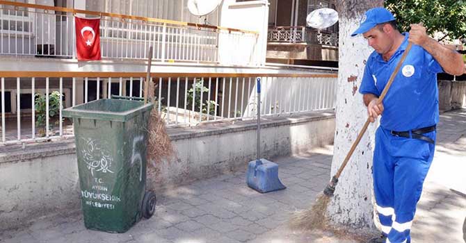 Temizlik işçisi para dolu çantayı polise teslim etti