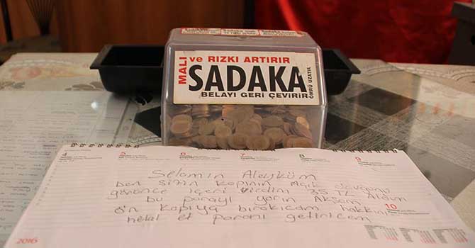 Sadaka kutusundaki parayı alıp not bıraktı