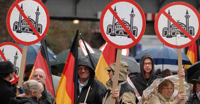 Avrupa'daki İslam karşıtlığı Doğu'ya kayıyor