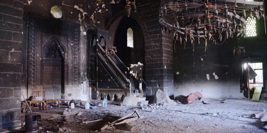 Teröristlerin yaktığı cami ve kilise restorasyona alındı