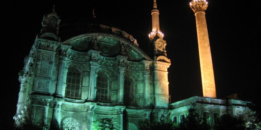 Sela okunan camiye saldırdı!