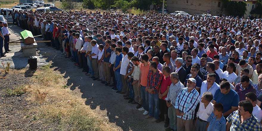 Darbeye direnen şehitler tekbir ve dualarla defnedildi