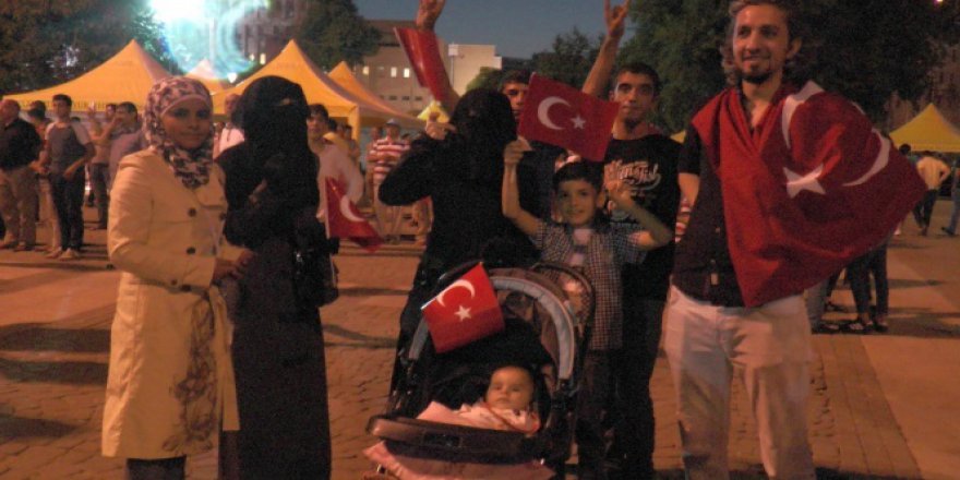 Türklerle Suriyeliler el ele meydanlarda!