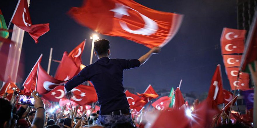 Sanatçılara darbe girişimine 'sessiz kalmayın' çağrısı