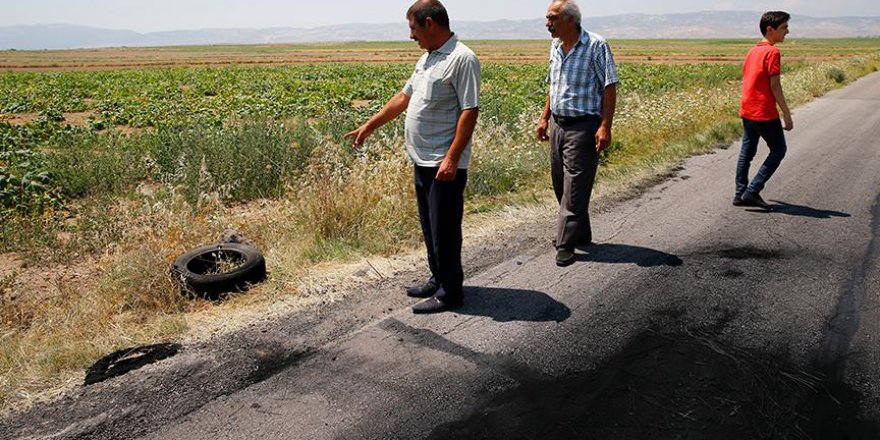 Jetlere karşı saman balyalarıyla mücadele ettiler