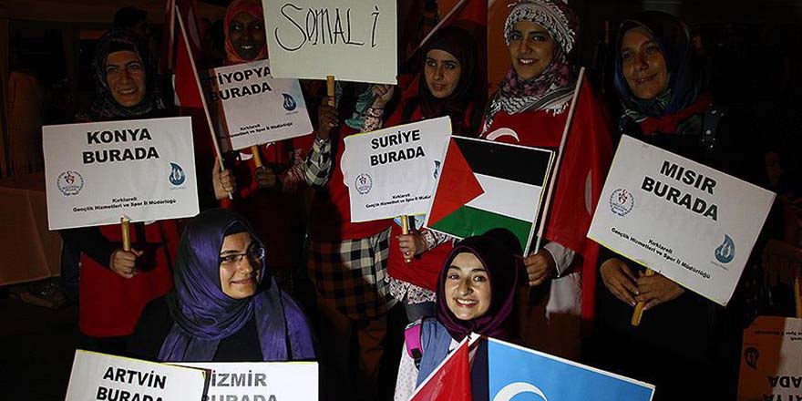 Kardeşiz diyen yabancı öğrenciler de 'demokrasi nöbeti'nde