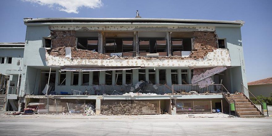 Başbakan Yıldırım cuma namazını Gölbaşı'nda polislerle kıldı