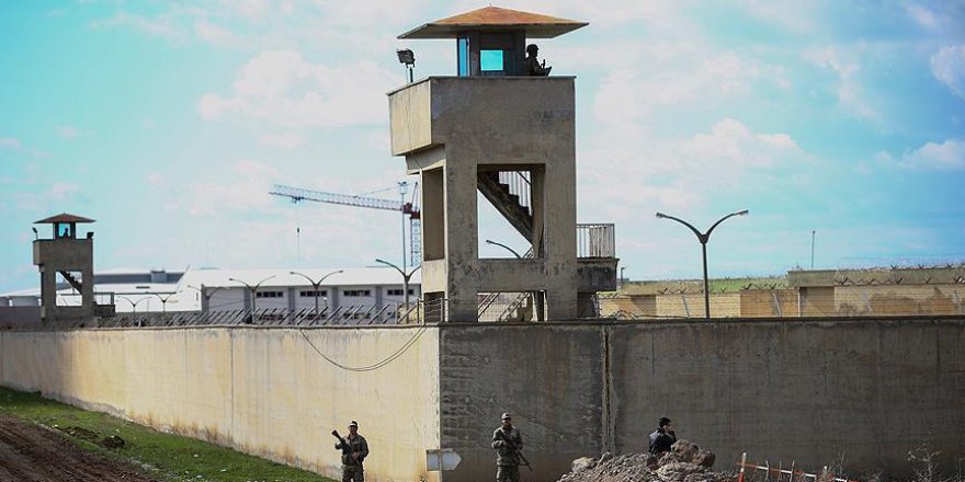 Cezaevindeki darbeciye selam veren asker gözaltına alındı