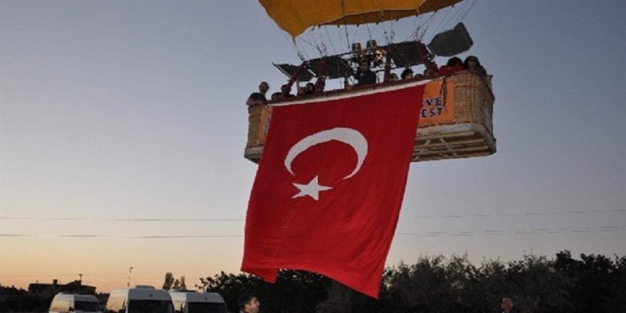 Kapadokya'da balonlar FETÖ'ye karşı havalanıyor