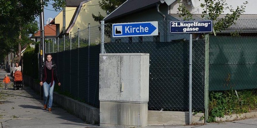 Avusturya'da Müslüman derneğe ırkçı yazı