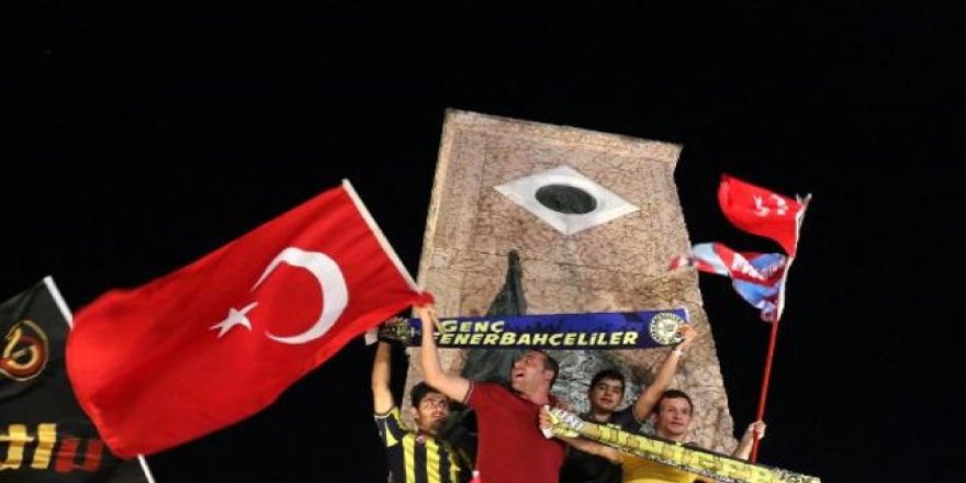 Taraftar grupları darbe girişimine karşı yürüdü