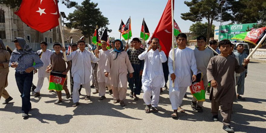 Afganistan'da yüzler Türkiye için meydanlara indi