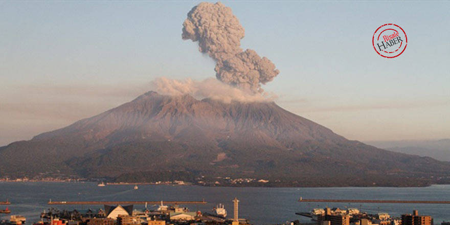 Japonya'da bir yanardağ faaliyete geçirildi