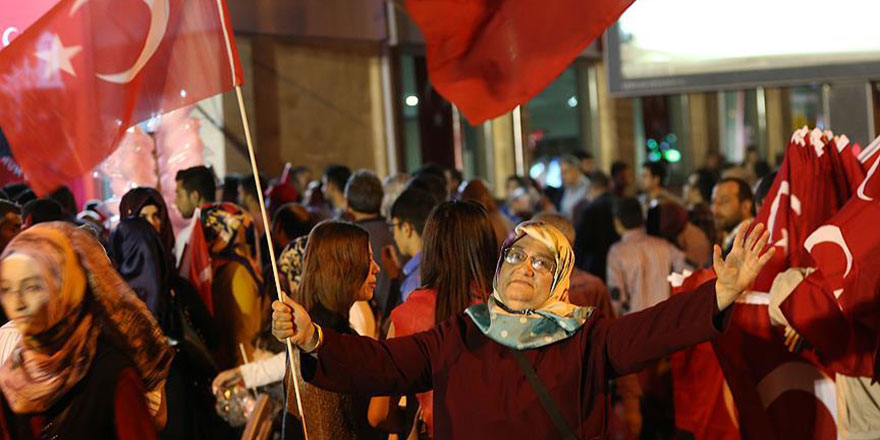 Meydanlardaki demokrasi nöbeti sürüyor
