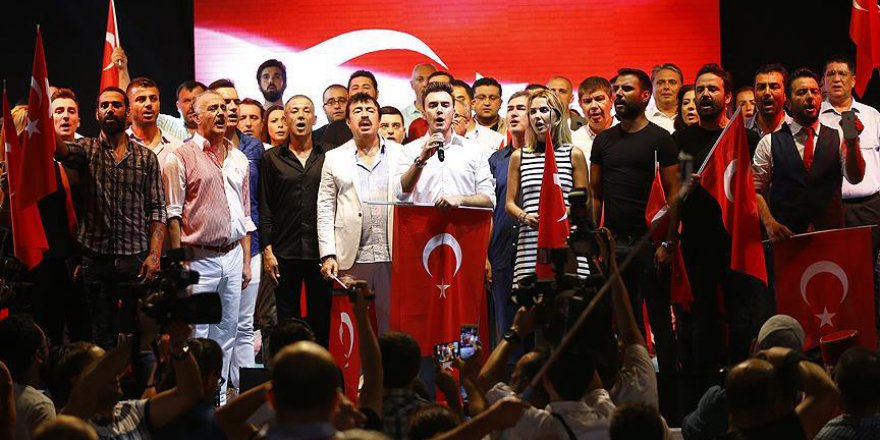 Sanatçılar "demokrasi nöbeti"nde