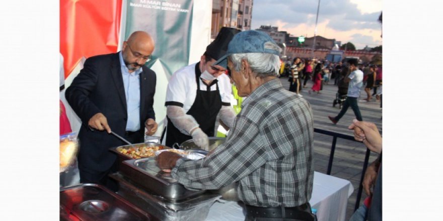 Taksim’de demokrasi nöbeti tutanlara her akşam ücretsiz yemek dağıtıyor