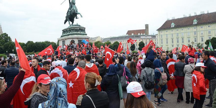 Avusturya'daki bayrak yasağına tepkiler büyüyor