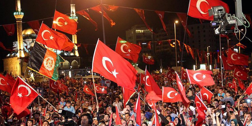 Meydanlarda 'demokrasi nöbeti' devam ediyor