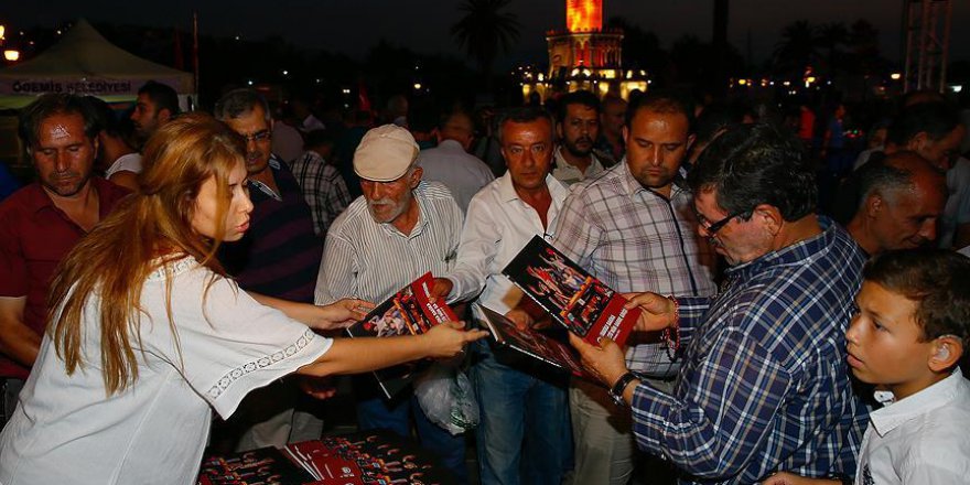 AA'nın 'Darbe Girişimi' kitabı İzmir'de dağıtıldı