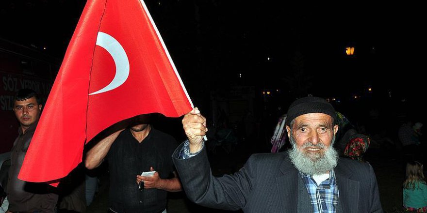 101 yaşındaki Hüseyin dede "demokrasi nöbeti" tutuyor