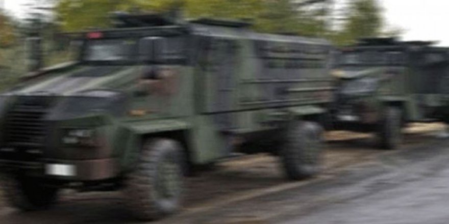 Diyarbakır'da belediye önünde toplananlara vatandaşlardan tepki