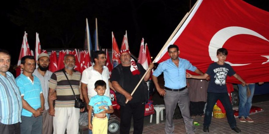 Sattığı her bayrak için gözyaşı döküyor