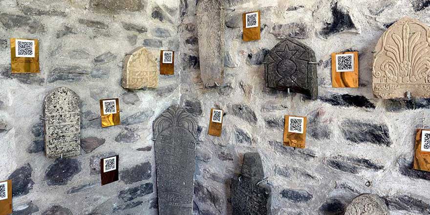 Osmanlıca mezar taşları 'karekod' ile okunacak
