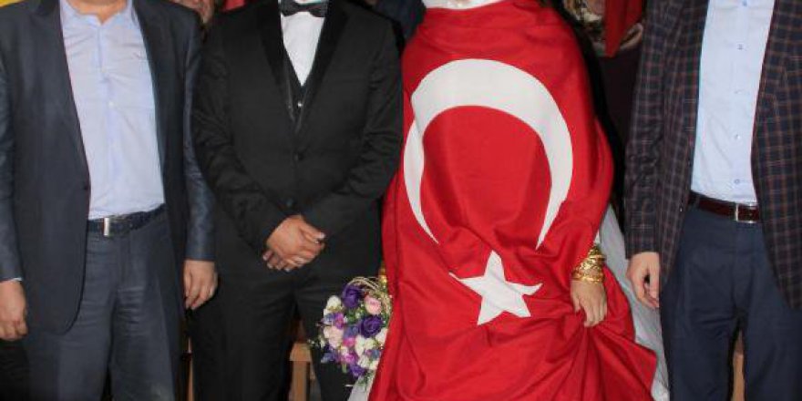 Düğünden Çıkan Gelin-Damat Demokrasi Nöbetine Koştu
