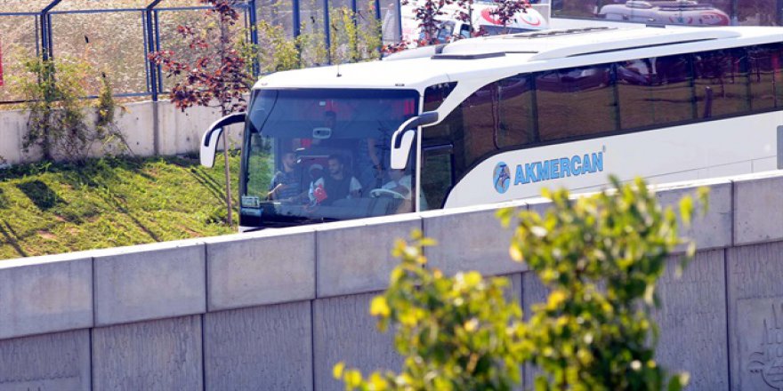 Kışla önlerindeki kamyon ve tankerler çekildi