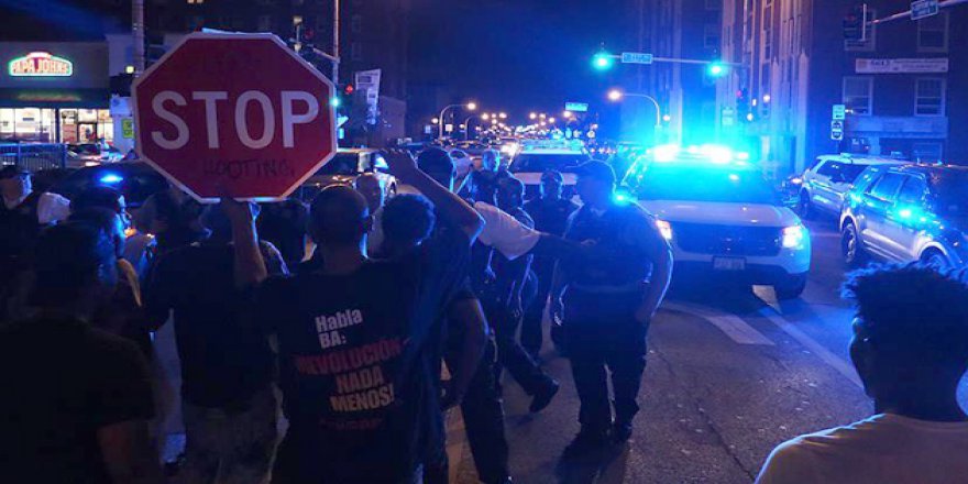 Mescidin girişine asılan İslam'a hakaret afişi Müslümanları kızıdrdı